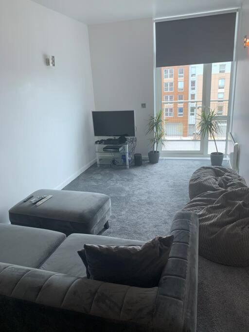 Recently Refurbished Apt Central Mk Free Parking มิลตันคีนส์ ภายนอก รูปภาพ