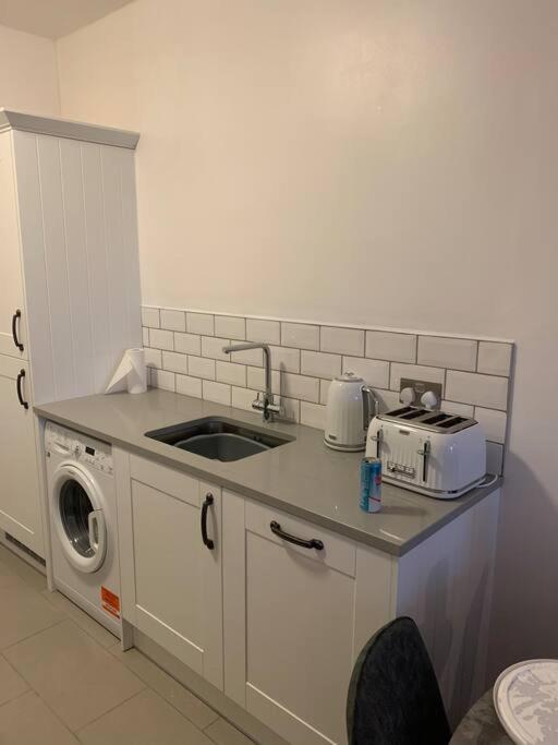Recently Refurbished Apt Central Mk Free Parking มิลตันคีนส์ ภายนอก รูปภาพ