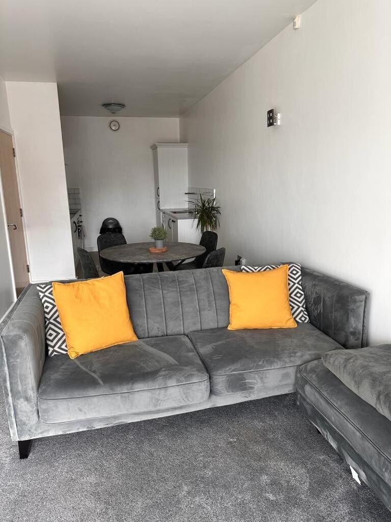 Recently Refurbished Apt Central Mk Free Parking มิลตันคีนส์ ภายนอก รูปภาพ
